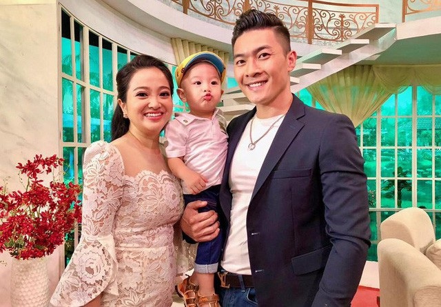 Võ sư “Người phán xử” bị khởi tố; phục hồi điều tra Hoa hậu Trương Hồ Phương Nga - 16 Quốc Cơ chia sẻ, anh cảm thấy lỗi lầm rất lớn của anh với vợ là thời điểm vợ anh sinh con ở nhà thì anh đang đi lưu diễn ở nước ngoài. Việc không thể ở cạnh vợ trong thời khắc quan trọng nhất luôn khiến anh cảm thấy day dứt trong lòng.