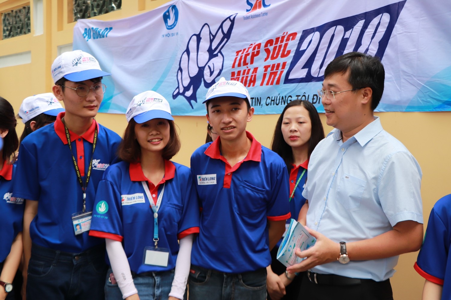 Các đội hình hỗ trợ thí sinh tại TPHCM sẵn sàng tiếp sức mùa thi - 6 Ông Lê Quốc Phong, Bí thư thứ nhất Trung ương Đoàn thăm hỏi và động viên sinh viên tiếp sức mùa thi tại TPHCM