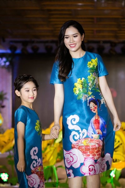 Nguyệt của “Phía trước là bầu trời” đưa hai con đi trình diễn thời trang - 10 Người đẹp Thùy Dương, bà xã của diễn viên Minh Tiệp cũng tham gia chương trình.