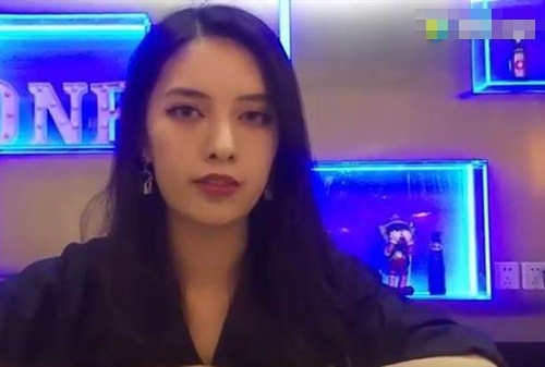 Một trong những nữ nhân viên chuyên bóc tôm phục vụ khách