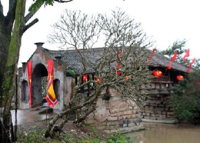 
The bridge was commissioned by Consort Nguyen Thi Ngoc Xuan (a concubine loved by Lord Trinh) to hire people to draw a model modeled after Thanh Toan tile bridge in Hue.
