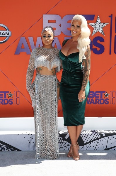 Amber Rose khoe ngực ngoại cỡ - 2
Bạn gái cũ của Kanye West đi cùng bạn thân Blac Chyna