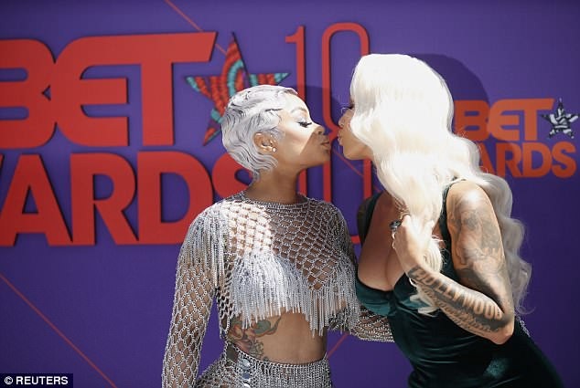 Choáng với trang phục hở bạo của vũ nữ thoát y - 3
Blac Chyna và bạn thân Amber Rose