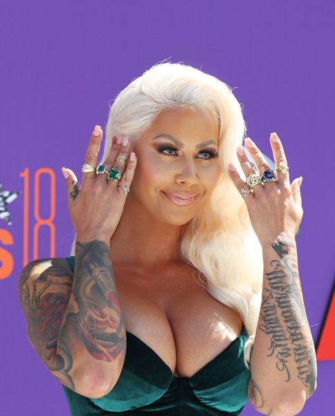 Amber Rose khoe ngực ngoại cỡ - 3
Cựu vũ nữ thoát y đình đám đeo loạt nữ trang đắt giá