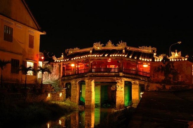 The beauty of Hoi An Bridge Pagoda at night.  Photo: vntrip.vn