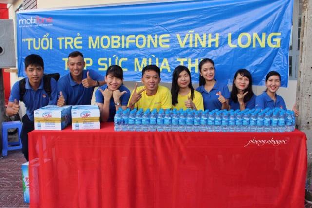 Nước suối miễn phí "mát lòng" sĩ tử - 1 Mobifone Vĩnh Long đồng hành, tiếp sức mùa thi khi hỗ trợ miễn phí hàng ngàn chai nước suối cho sĩ tử.