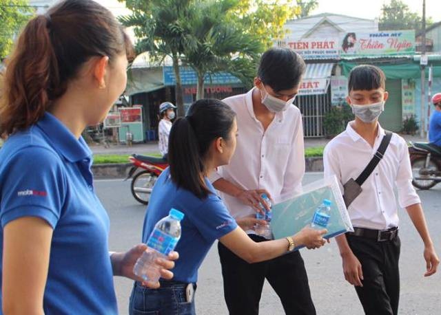 Nước suối miễn phí "mát lòng" sĩ tử - 2 Những chai nước suối nghĩa tình làm mát lòng sĩ tử. Món quà nhỏ nhưng tấm lòng lớn.