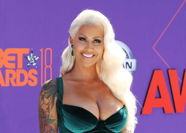 Amber Rose khoe ngực ngoại cỡ - 4
Cô khoe vòng một sau ca dao kéo thẩm mỹ thu nhỏ