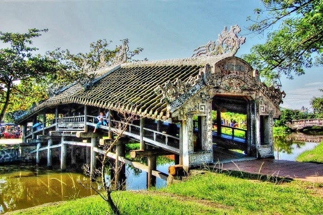 Thanh Toan tile-roofed bridge is one of the rare bridges with high artistic value in Vietnam.  Photo: webdulichhue.com