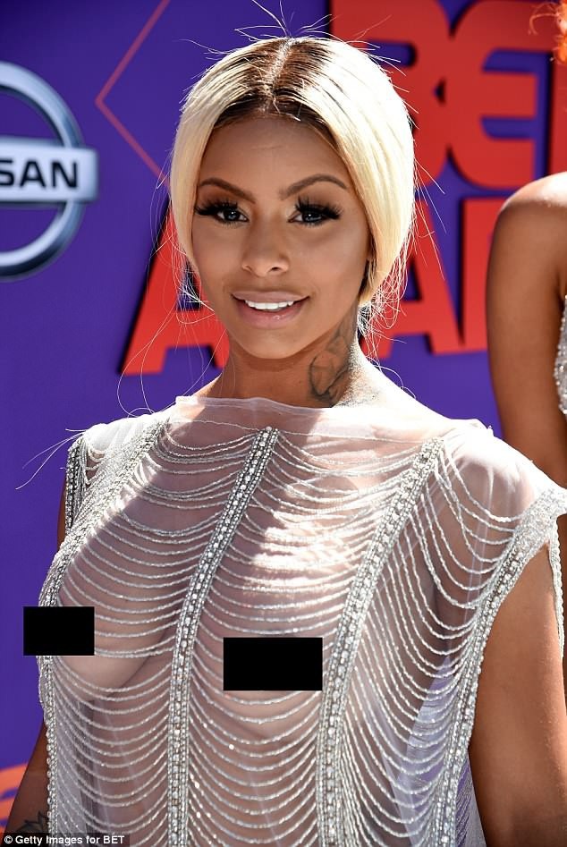 Amber Rose khoe ngực ngoại cỡ - 7
Một người đẹp cũng khoe tối đatại sự kiện này là Alexis Skyy