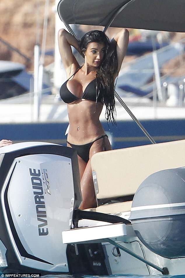 Chloe Khan khoe ngực khủng trên biển - 1
Chloe Khan khoe dáng gợi cảm trong kỳ nghỉ tại Formentera ngày 23/6 vừa qua
