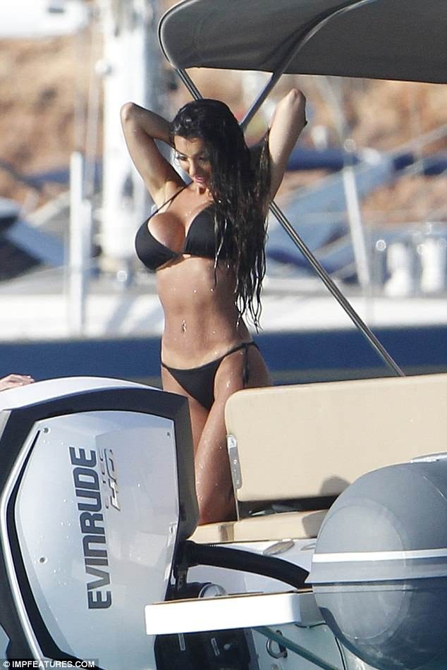 Chloe Khan khoe ngực khủng trên biển - 2
Người đẹp 9X gây choáng vì vòng một ngoại cỡ