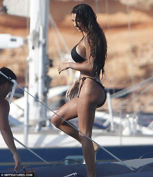 Chloe Khan khoe ngực khủng trên biển - 6
Chloe Khan cũng từng khổ sở vì phẫu thuật hỏng