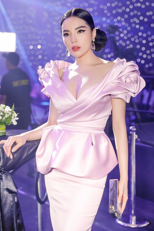 Trong khi đó, mỹ nhân gốc Nam Định vô cùng sang chảnh khi diện đầm màu tím nhạt được cắt cúp sexy, tinh tế, khoe vòng 1 vô cùng nóng bỏng.