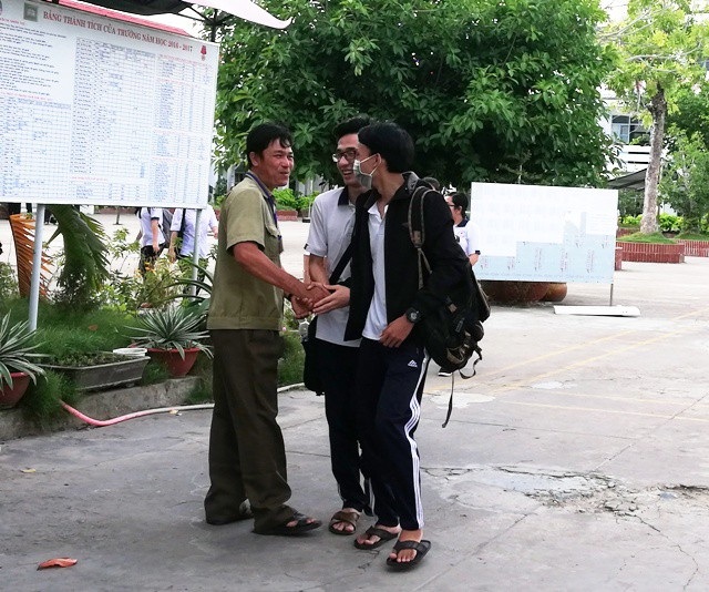 Nhiều thí sinh dự tính đạt 7-8 điểm bài thi Ngữ Văn - 30 Thí sinh Bạc Liêu tỏ ra khá vui khi được bảo vệ điểm thi chia vui vì làm bài khá tốt. (Ảnh: Huỳnh Hải)