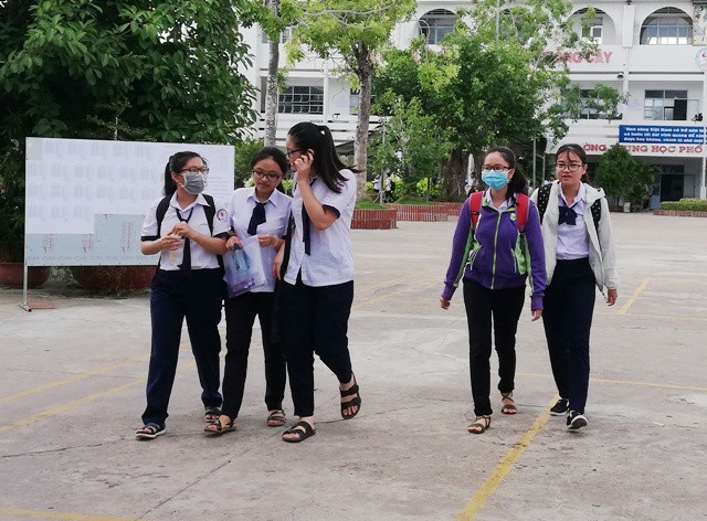 Hàng trăm thí sinh vắng mặt trong buổi thi Toán - 5 Thí sinh cụm Bạc Liêu hoàn thành ngày thi đầu tiên. (Ảnh: Huỳnh Hải)