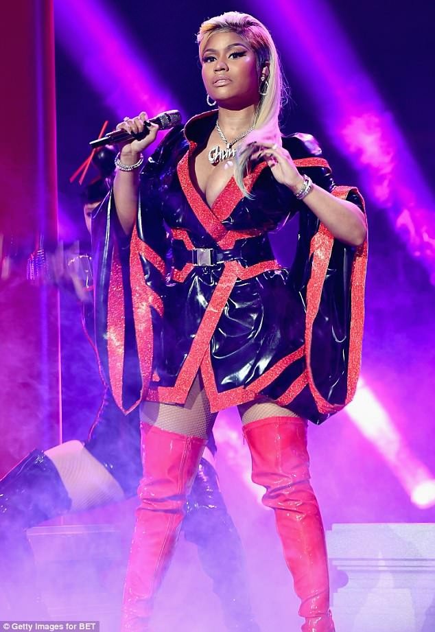 
Cô trình diễn 2 bản hit Chun Li và Rich Sex
