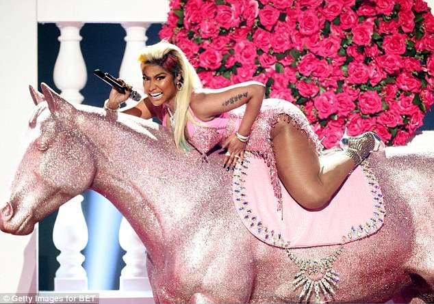 
Màn diễn của Nicki được dàn dựng rất công phu.
