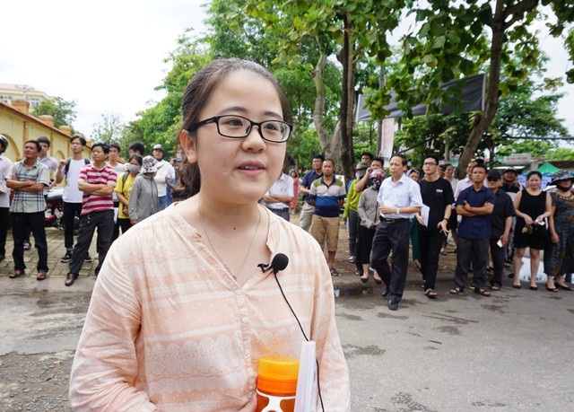 Nhiều thí sinh dự tính đạt 7-8 điểm bài thi Ngữ Văn - 16
Thí sinh Nguyễn Lê Khánh Linh cho rằng đề thi năm nay hay, đặc biệt phần nghị luận xã hội sát với thực tiễn nhưng thời gian làm bài hơi ít so với những gì em muốn viết. (Ảnh: Hoàng Lam)