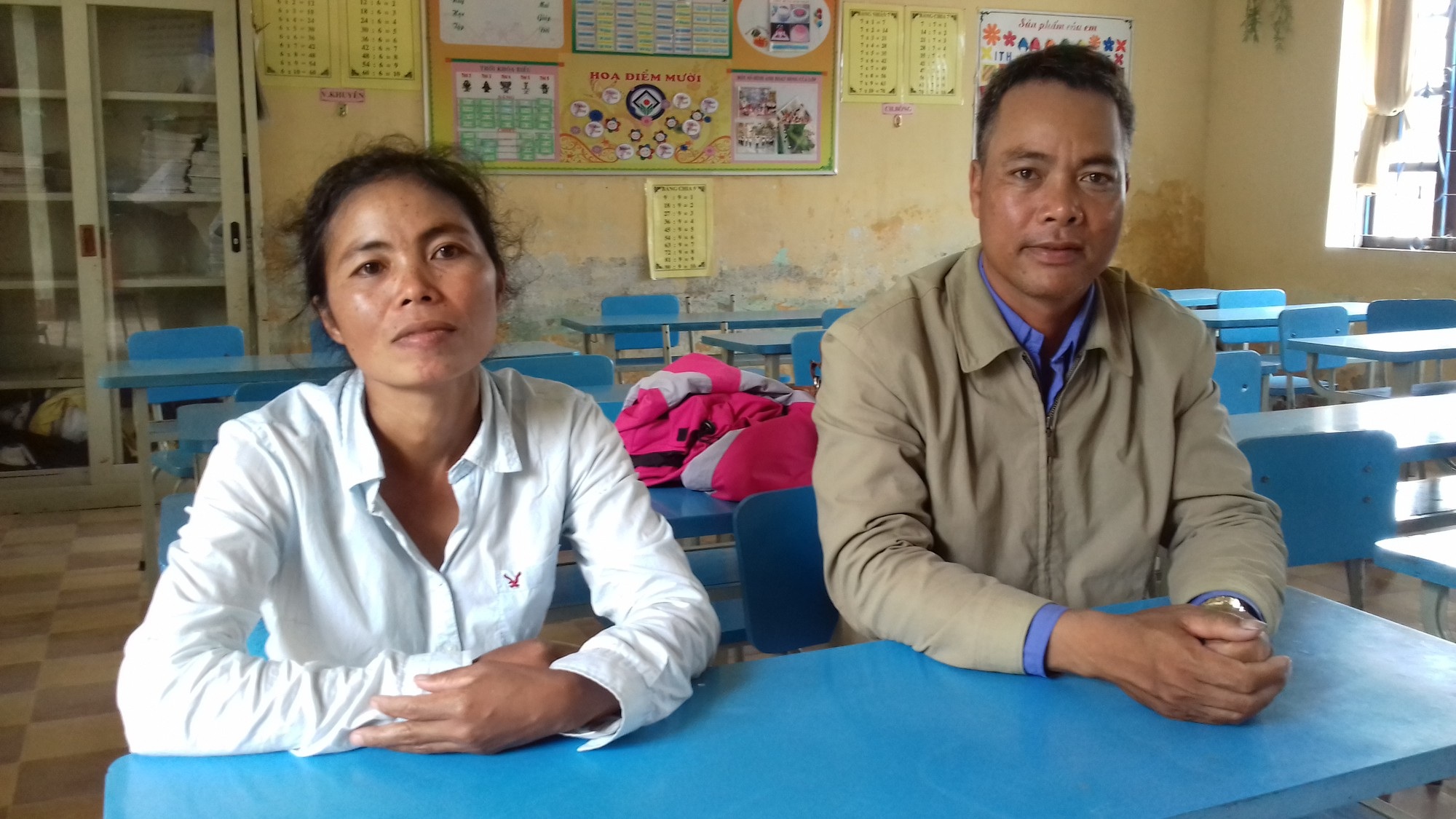 Nhiều thí sinh dân tộc thiểu số 6X, 7X quyết tâm vượt “vũ môn” - 1 Nữ thí sinh duy nhất người dân tộc Cơ tu - Hồ Thị Lê cùng 1 thí sinh lớn tuổi khác ở điểm thi trường Tiểu học Kim Đồng, huyện miền núi A Lưới (ảnh: Tất Trịnh)