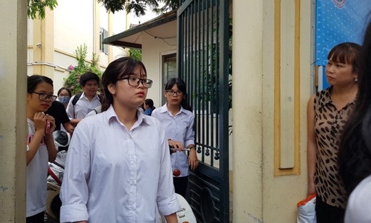 Đề Toán khó, thí sinh chỉ làm được khoảng 60% - 22 Nhiều thí sinh làm bài không được như mong muốn, tâm trạng buồn bã rời trường thi. (Ảnh: Hà Cường)