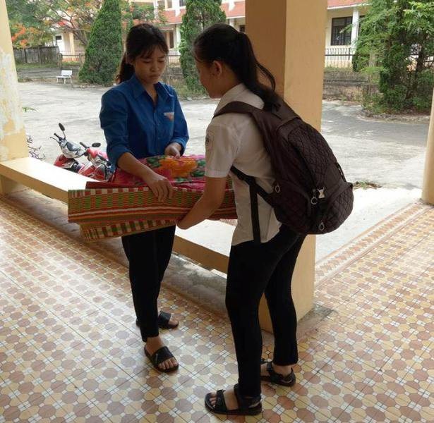 Xúc động cảnh thanh niên tình nguyện dìu thí sinh bị thương vào trường thi - 8 Tình nguyện viên Đoàn trường CĐSP Quảng trị bố trí chỗ ở miễn phí cho thí sinh...
