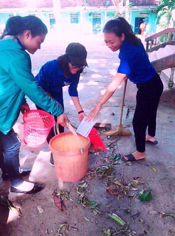 Xúc động cảnh thanh niên tình nguyện dìu thí sinh bị thương vào trường thi - 6 Quét dọn vệ sinh khu vực thi