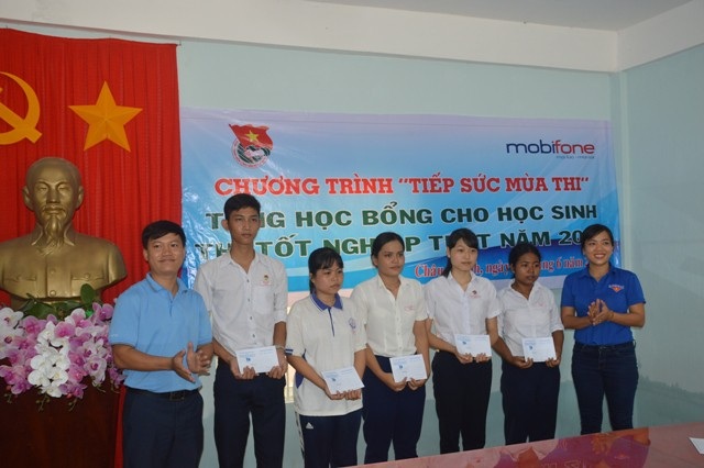 Sóc Trăng: Nhiều đơn vị đồng hành "tiếp sức" sĩ tử - 1 Tỉnh Đoàn Sóc Trăng phối hợp cùng Mobifone Sóc Trăng trao quà cho các thí sinh.