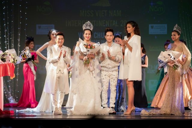 Đêm chung kết hoành tráng tại Paris của cuộc thi Hoa hậu Người Việt Liên Lục Địa 2018 - 3 Ca sĩ Quang Hà, ca sĩ Nguyên Vũ và Hoa hậu Pháp 2014 – Floria Coquerel trao giải cho tân hoa hậu doanh nhân Liên lục địa.