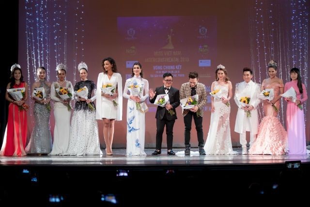 Đêm chung kết hoành tráng tại Paris của cuộc thi Hoa hậu Người Việt Liên Lục Địa 2018 - 8
ban giám khảo chương trình - ngoài ra góp phần không nhỏ vào sự thành công chương trình luôn có sự đồng hành của công ty Hoài Thương Organic và Thẩm mỹ Viện răng sứ cao cấp Shinbi 33 Trần quốc toản Hà Nội