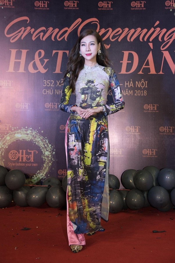 Diễn viên Thanh Hương thướt tha với áo dài in tranh - 5
Thiết kế áo dài in tranh được trình diễn trong đêm khai trương