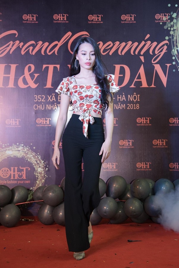 Diễn viên Thanh Hương thướt tha với áo dài in tranh - 10
Thiết kế xẻ ống cũng được rất nhiều khách hàng lựa chọn