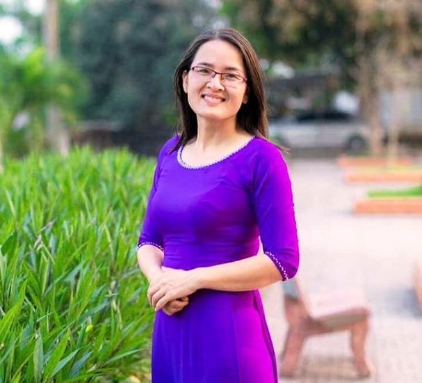 Cô giáo chạy xe máy đến tận nhà đón thí sinh đi thi muộn - 1 Chân dung cô giáo Trần Thị Kim Oanh, người đã chạy xe máy đến tận nhà để đón thí sinh Hoa kịp thời gian dự thi. (Ảnh: HT).