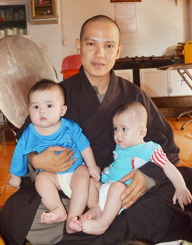 Trụ trì chùa cưu mang những đứa trẻ bị bỏ rơi - 3 Hai cháu song sinh Từ Chơn và Từ Giác.