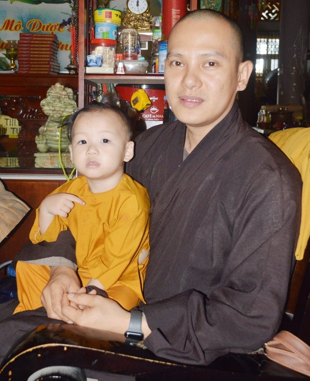 Trụ trì chùa cưu mang những đứa trẻ bị bỏ rơi - 2 Đại đức Từ Minh và một cháu bé được thầy nhận nuôi.