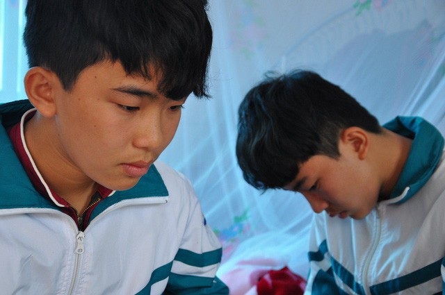 Hơn 13 triệu tiếp tục đến với chị Huê bị ung thư vú - 1 Hai anh em mất bố từ khi mới 3 tuổi, giờ mẹ lại mắc bệnh ung thư di căn.