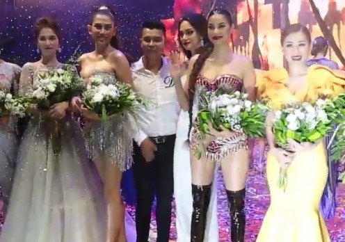 Hương Giang lên tiếng thanh minh cho Phạm Hương khi bị nghi ngờ “chơi xấu” hoa hậu chuyển giới - 1 Ảnh chụp từ clip cho thấy Hương Giang Idol đứng sau lưng Phạm Hương
