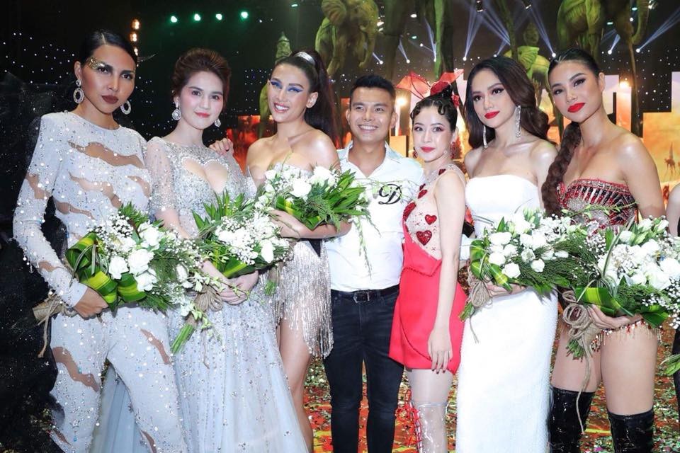 Hương Giang lên tiếng thanh minh cho Phạm Hương khi bị nghi ngờ “chơi xấu” hoa hậu chuyển giới - 2 Ảnh chụp hậu trường do chính Hương Giang chia sẻ để giải thích sự việc cho thấy mọi người khá vui vẻ với nhau, hoàn toàn không có sự bất hòa như nhiều thông tin đang lan truyền xuất phát từ clip được tung trên mạng xã hội.