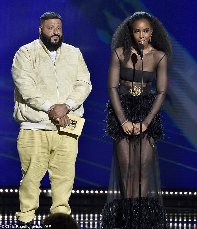 Kelly Rowland diện váy xuyên thấu sexy - 5
Kelly Rowland giới thiệu 1 giải thưởng trên sân khấu