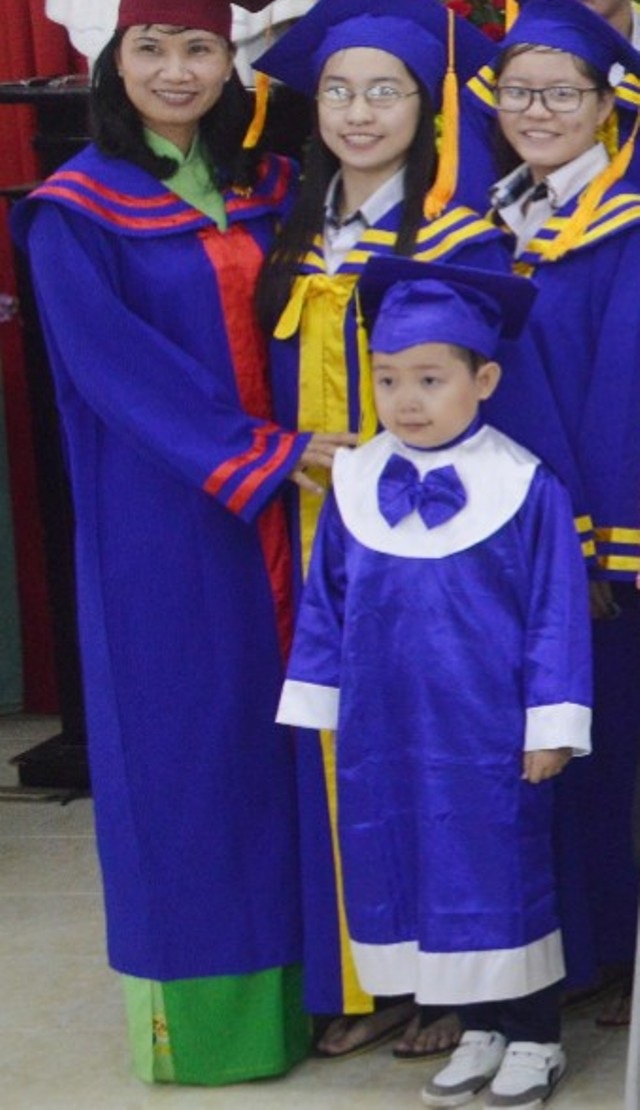 Thí sinh cao 1m đi thi THPT Quốc gia - 3 Kỳ Tài trong buổi lễ bế giảng năm học 2017-2018.