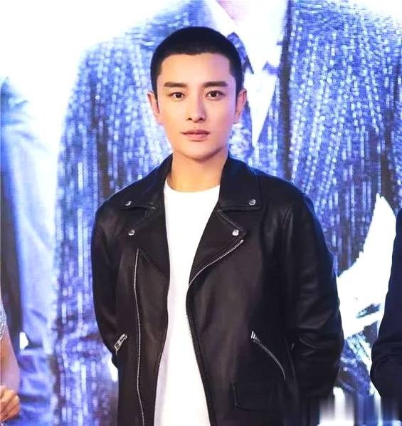 Giả Nãi Lượng vẫn im bặt trước scandal ngoại tình của vợ - 6
Tháng 5/2018, Giả Nãi Lượng tham dự một sự kiện tại Trung Quốc và im lặng trước câu hỏi liên quan tới tình trạng hôn nhân của anh.