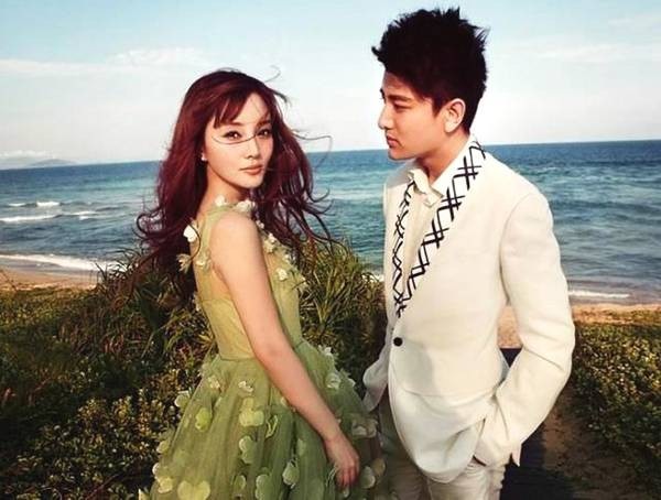 Giả Nãi Lượng vẫn im bặt trước scandal ngoại tình của vợ - 2
Giả Nãi Lượng và Lý Tiểu Lộ từng là cặp đôi hoàn hảo của làng giải trí Hoa ngữ trước khi scandal ngoại tình bùng phát.