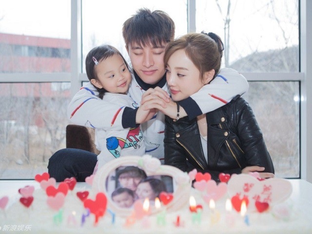 Giả Nãi Lượng vẫn im bặt trước scandal ngoại tình của vợ - 3
Gia đình nhỏ của Giả Nãi Lượng và Lý Tiểu Lộ vốn luôn là niềm tự hào của nam diễn viên Trung Quốc.