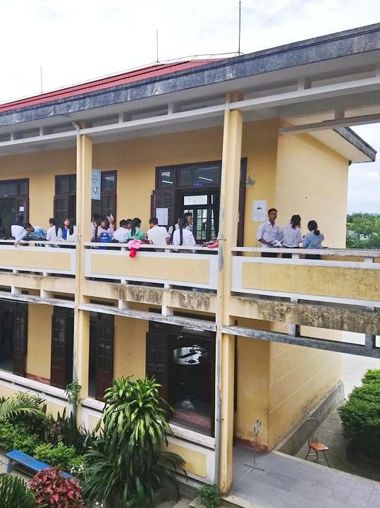 Nữ thí sinh U30, U50 vẫn đi thi THPT quốc gia - 2
Điểm thi trường Tiểu học Kim Đồng tại huyện miền núi A Lưới, tỉnh Thừa Thiên Huế có rất nhiều thí sinh lớn tuổi.