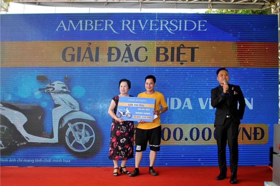 Amber Riverside “hút khách” ngày mở bán - 2 Chủ đầu tư trao giải cho khách hàng trúng thưởng trong sự kiện