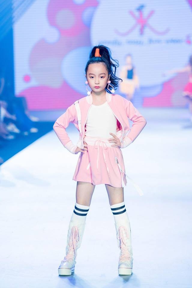 Mẫu nhí Huỳnh Phương Anh - Nàng công chúa của sàn diễn thời trang trẻ em - 2 Dù với street style năng động…