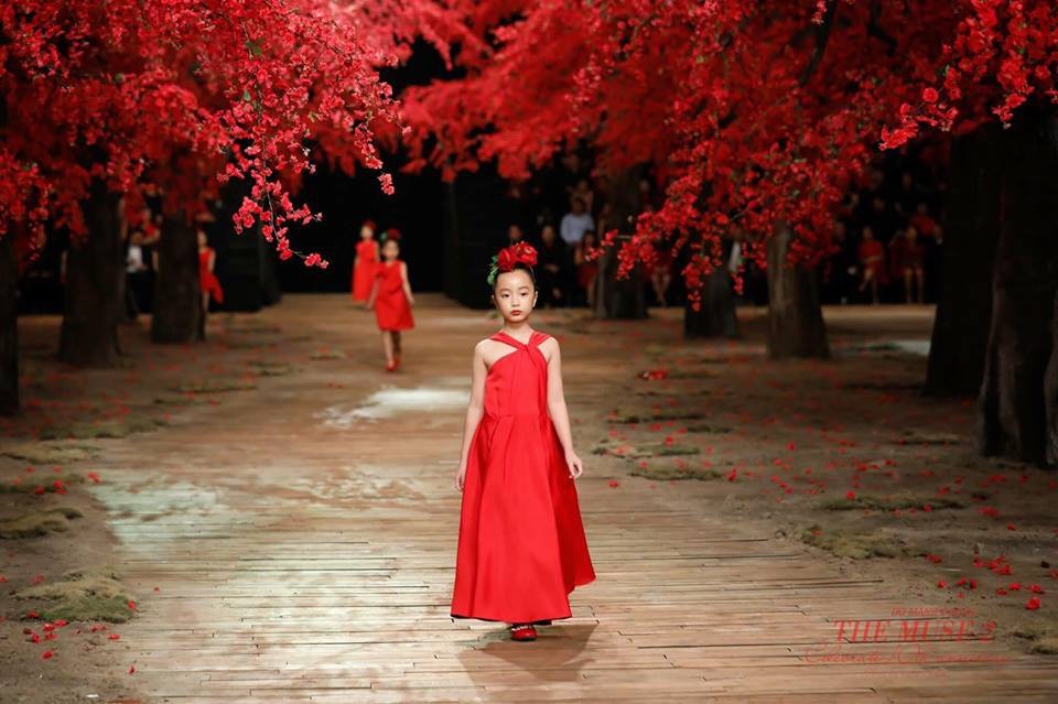Mẫu nhí Huỳnh Phương Anh - Nàng công chúa của sàn diễn thời trang trẻ em - 3 …hay với phong cách nhẹ nhàng, nữ tính, Phương Anh dễ dàng “hạ gục” người đối diện bằng phong thái trình diễn chuyên nghiệp.