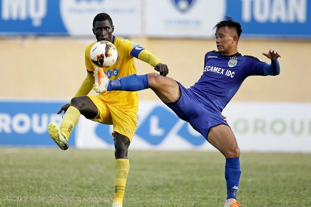 
FLC Thanh Hóa (vàng) đang hồi sinh ở lượt về V-League 2018
