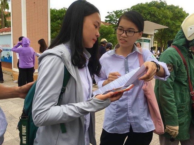Đề thi tiếng Anh THPT quốc gia 2018: Điểm cao ít, phổ điểm trung bình là 4- 5 - 1
Đề thi tiếng Anh năm nay học sinh chỉ học ở mức trung bình mới nhìn vào sẽ thấy “choáng” bởi vì lượng từ vựng khá khó