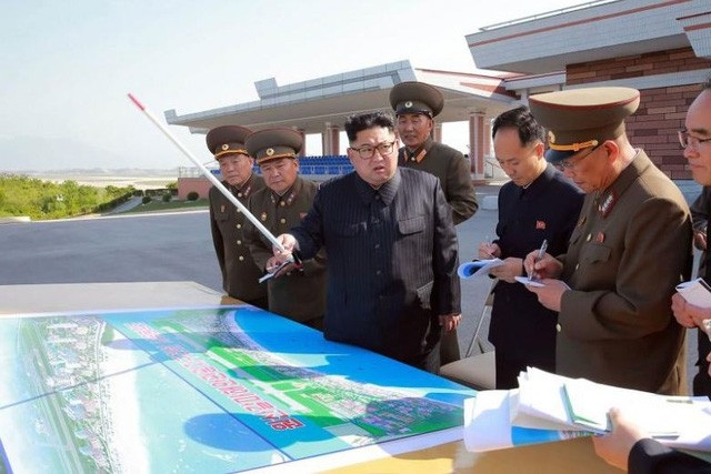 Mỹ nỗ lực chặn “cánh tay nối dài” của Triều Tiên ở nước ngoài - 1 Nhà lãnh đạo Kim Jong-un thị sát công trình xây dựng khu du lịch Wonsan-Kalma - nơi được kỳ vọng trở thành điểm thu hút khách nước ngoài của Triều Tiên (Ảnh: AFP)